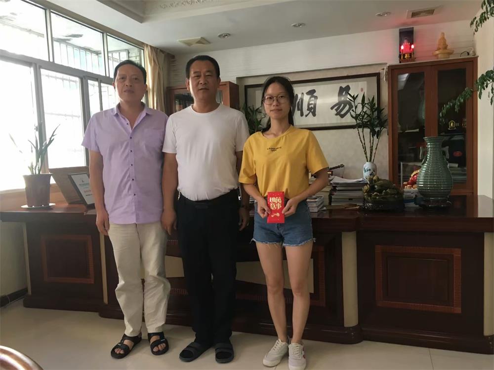 知識改變人的命運，公司職工子女考上大學 單位頒發助學金